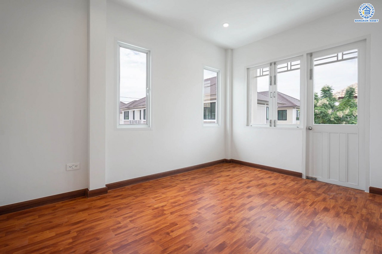 บ้านมือสองนนทบุรี ม.เอดรีม ราชพฤกษ์-ตลิ่งชัน หลังมุม เนื้อที่ 25.9 ตร.ว. ฟังก์ชันจัดเต็ม 3 ห้องนอน 2 ห้องน้ำ จอดรถได้ 1 คัน ตอบโจทย์ทุกการเข้าอยู่ รายล้อมด้วยสิ่งอำนวยความสะดวกมากมาย บนทำเลเดินทางสะดวก ใกล้ทางด่วน "ศรีรัช" และรถไฟฟ้าสายสีแดง "สถานีตลิ่งชัน"